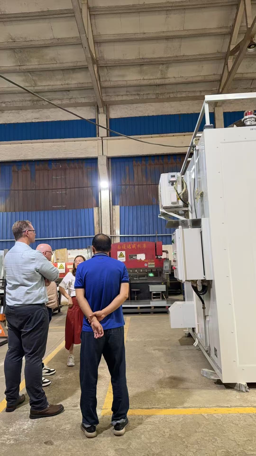 Blog công ty mới nhất về Russian Client Visits Wuxi SUPER Factory to Inspect Hazardous Materials Safety Cabinets — Initial Cooperation Established