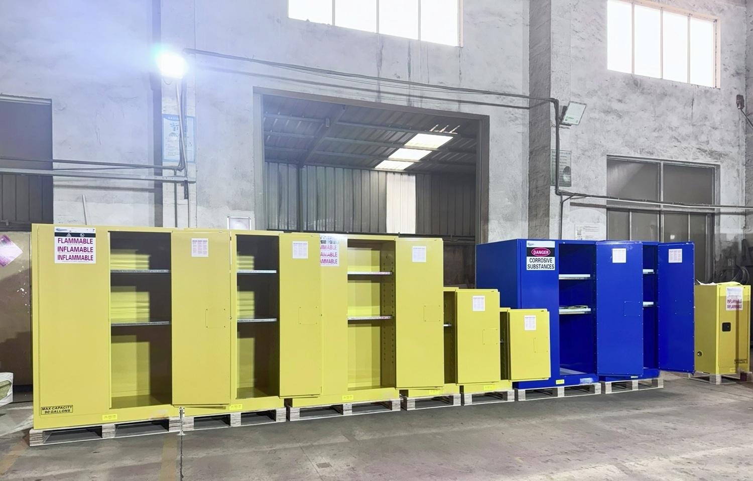 Blog công ty mới nhất về Bulk Production of Industrial Chemical Storage Cabinets Completed with Container Shipment Ready