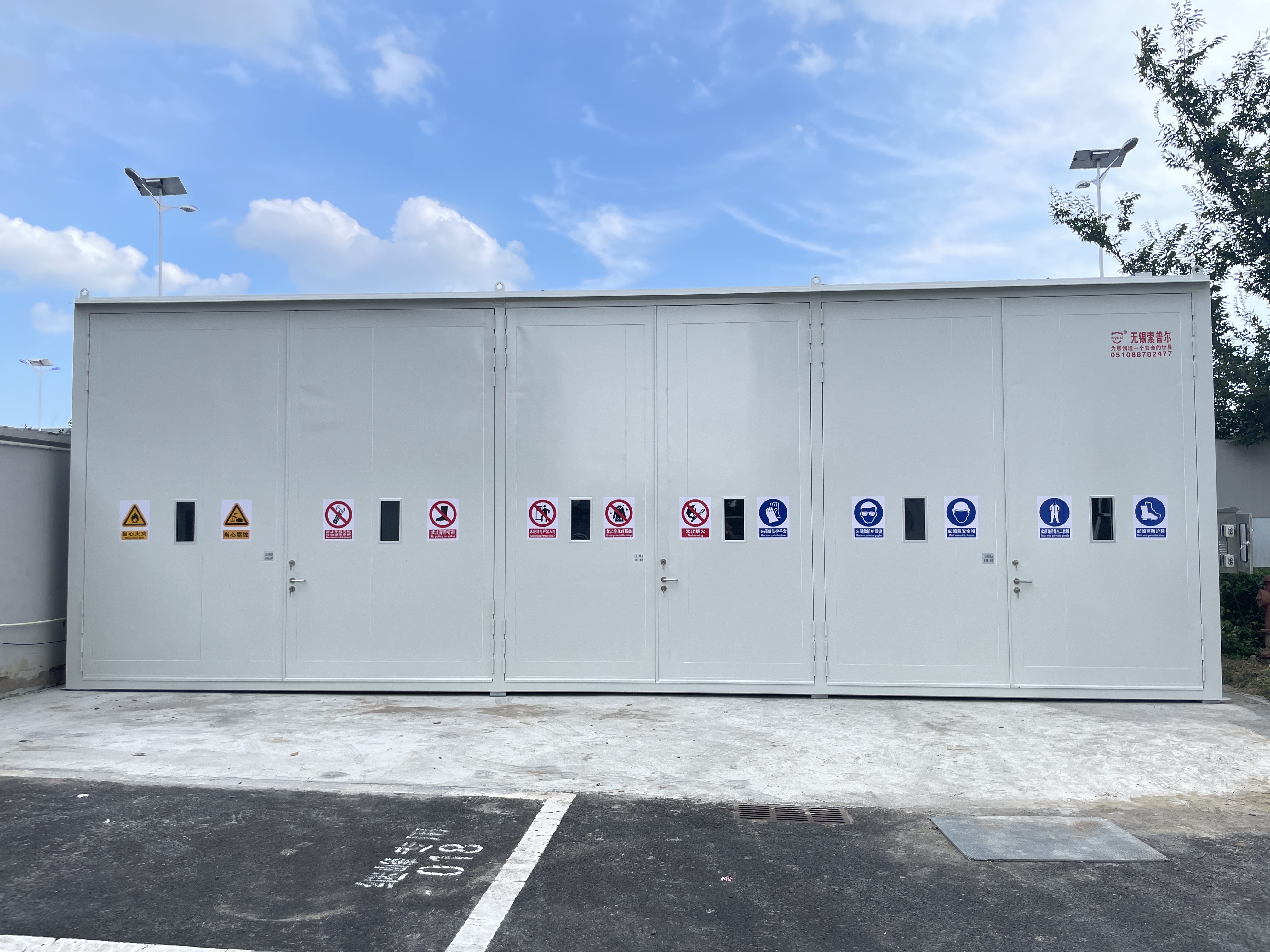 Blog công ty mới nhất về When Does Your Facility Need a Walk-In Dangerous Goods Storage Unit?